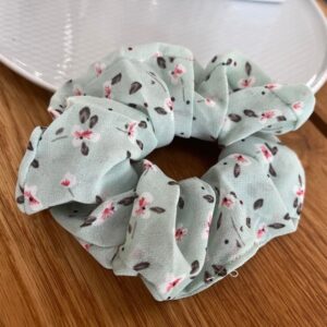 Hårelastik - lysegrøn med blomster