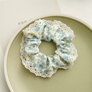 Hårelastik lyseblå blomster