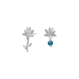 Rhd. sølv ørestikker blå blomst BRODERIE52